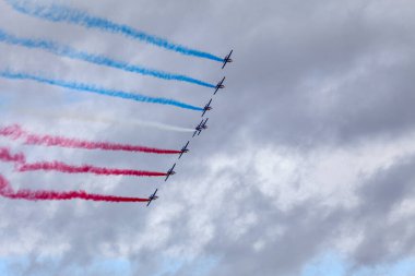 Paris, Fransa - 14 Temmuz 2021: Fransız Hava Devriyesi (Fransızca: Patrouille de France) Bastille Günü 'nü kutlamak için bir gösteri düzenledi..