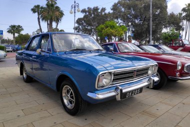 Larnaca, Kıbrıs - 12 Mayıs 2024: Ford Cortina, 1962-1982 yılları arasında çeşitli vücut stillerinde üretilen orta büyüklükte bir aile arabasıdır..
