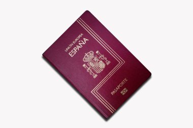 Beyaz bir arkaplanda izole edilmiş İspanyol pasaportu..