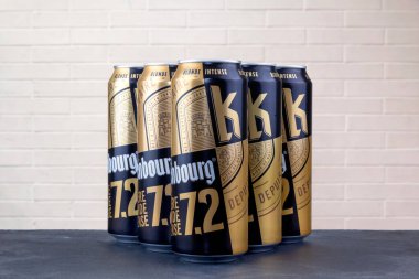 Strasbourg, Fransa - 18 Ağustos 2023: Beş kutu Kronenbourg 7.2 Blonde Intense birası, arkasında beyaz tuğla bir duvar bulunan üçgen bir yapıda düzenlenmiş..