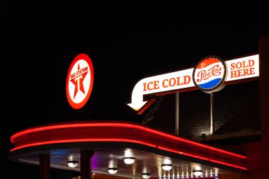 Houston, ABD, 14 Ekim 2024: Pepsi Cola tabelalı Texaco benzinliği.