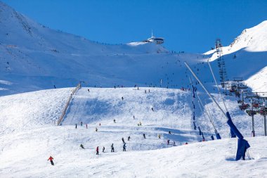 İnsanlar Andorra, Pas de la Casa 'daki Grandvalira kayak merkezinin karlı dağında kayak yapıyorlar..