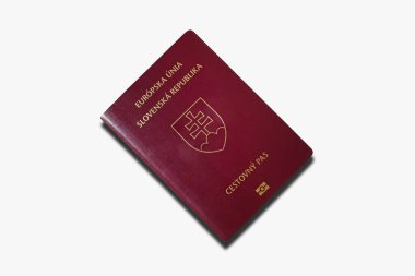 Beyaz arka planda izole edilmiş bir Slovakya pasaportuna yakın plan.
