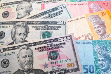 ABD Doları ve Malezya ringgit yığınına yakın çekim.