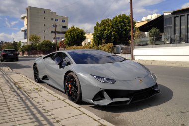 Larnaca, Kıbrıs - 27 Şubat 2025: Gri Lamborghini Huracan Evo Coupe sokağa park etti