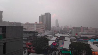 Pattaya, Tayland 'da yağmur mevsiminde sağanak yağmur yağar.