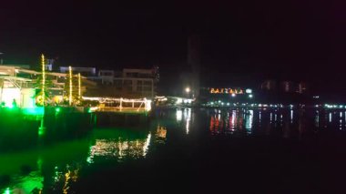 Tayland 'da Pattaya şehir tabelası gece aydınlandı.