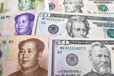 Bir yığın Çin Renminbi ve Amerikan Doları 'na yakın çekim.