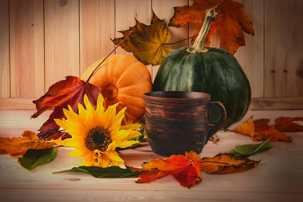 Herfst Compositie Met Een Vintage Kopje Koffie Pompoenen Zonnebloem Herfstbladeren — Stockfoto