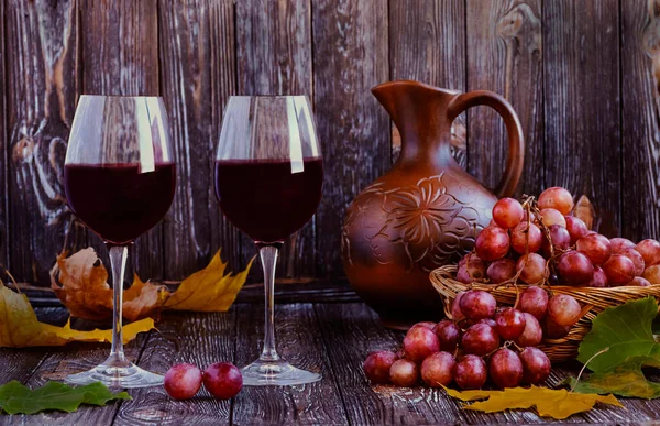 Due Bicchieri Vino Rosso Uva Cesto Paglia Brocca Vino Uno — Foto Stock