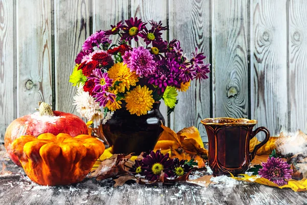 Een Boeket Herfstbloemen Een Retro Pot Sinaasappelpompoenen Herfstbladeren Een Vintage — Stockfoto