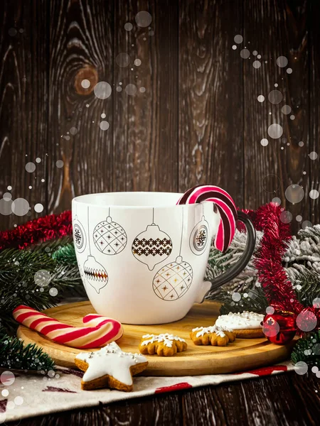 Een Wit Kopje Een Dienblad Met Lolly Koekjes Kerstballen Kerstboomtakken — Stockfoto