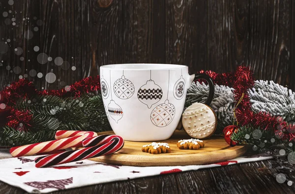 Witte Beker Met Kerstversiering Met Lolly Koekjes Kerstballen Kerstboomtakken Een — Stockfoto