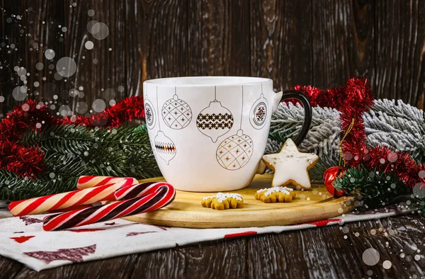 Witte Beker Met Kerstversiering Met Lolly Koekjes Kerstballen Kerstboomtakken Een — Stockfoto