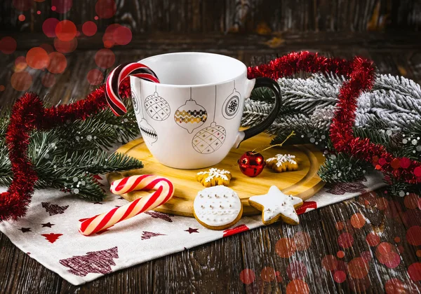 Witte Beker Met Kerstversiering Tafel Met Lolly Koekjes Kerstballen Kerstboomtakken — Stockfoto