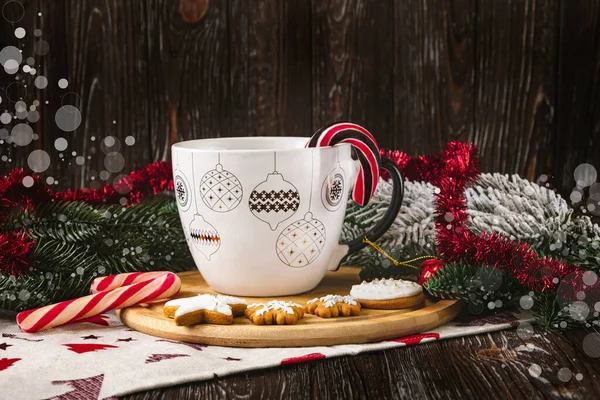 Cangkir Putih Dengan Dekorasi Natal Atas Meja Dengan Lolipop Kue — Stok Foto