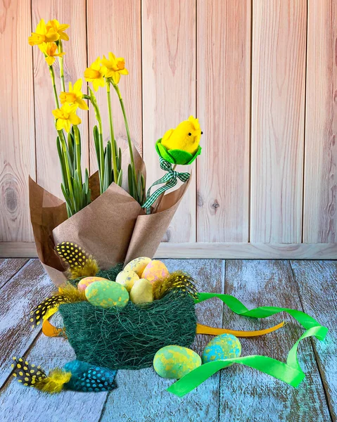 Easter Still Life Nest Easter Eggs Yellow Daffodil Flowers Feathers — Stock Photo, Image