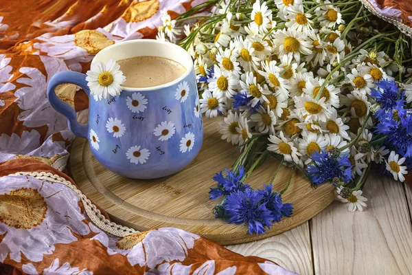 İçinde papatyalar, güzel bir buket papatya ve çiçek olan mavi bir kupa. Vahşi çiçeklerle dolu bir yaz, yan manzara