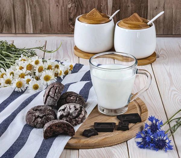 Tepside Çikolatalı Kurabiye Bir Bardak Taze Süt Çikolata Masada Kahvaltı Telifsiz Stok Imajlar