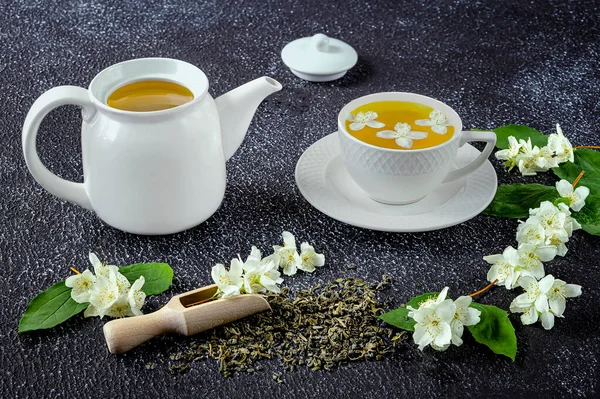 Beyaz Fincanlı Yeşil Çay Koyu Arkaplanda Çaydanlık Taze Yasemin Çiçekleri Stok Resim