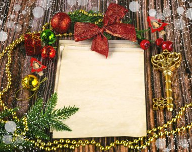Noel ve Yeni Yıl kompozisyonu. El işi kağıtları, Noel süslemeleri, altın çelenkler, klasik altın anahtarlar. Test için yer, üst görünüm