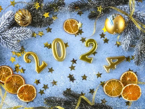 Yeni Yılda Altın Numaralar 2024 Karlı Mavi Arka Planda Noel Stok Fotoğraf