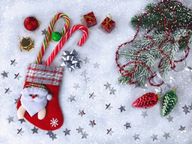 Noel çorabı, lolipoplar, Noel ağacı oyuncakları, dallar, koniler. Mutlu Noeller..