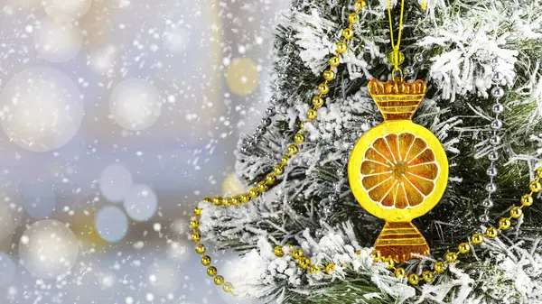 Karlı Bir Noel Ağacında Limonlu Lolipop Şeklinde Cam Bir Noel - Stok İmaj
