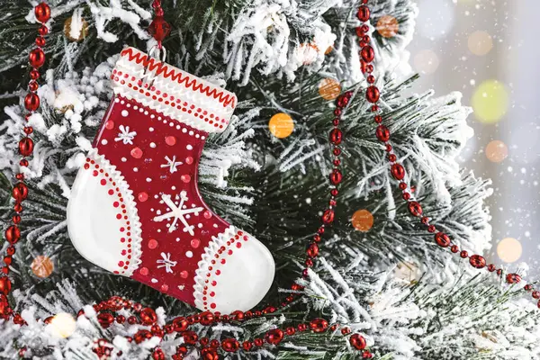 Karlı Bir Noel Ağacında Çorap Şeklinde Cam Kırmızı Bir Noel Stok Resim