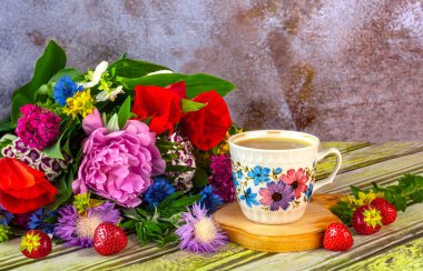 Çiçekli beyaz bir fincan kahve ve renkli kır çiçekleri: gelincikler, çiçek, yasemin, karanfiller, şakayıklar. Yaz hala hayat