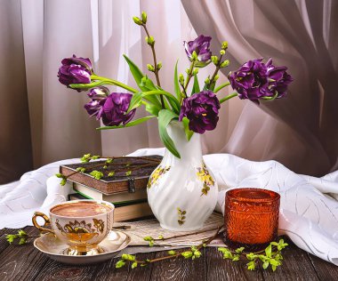 Bahar hala hayattır. Vazoda bir buket mor lale, bir fincan kahve, eski kitaplar, tomurcuklu dallar, ahşap bir arka planda eski bir mum pencere pervazında
