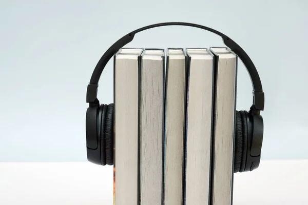 Černá Sluchátka Hromadou Knih Světlém Pozadí Audio Knihy Nebo Moderní — Stock fotografie