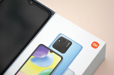 Kharkiv, Ukrayna - 12 Eylül 2022: Xiaomi yeni akıllı telefon Redmi 10A gümüşü fırlattı.