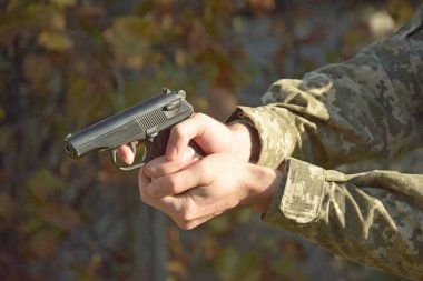 Kharkiv, Ukrayna - 18 Ekim 2022: Bir Ukraynalı asker bir Makarov tabancası tutuyor. Ukrayna 'da Savaş.