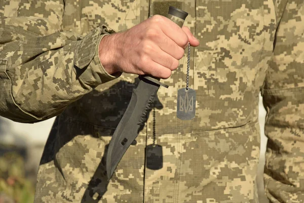 Украинский Военный Держит Руках Нож Военный Жетон Трезубцем Эмблемой Национального — стоковое фото