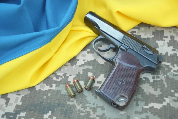 Eine Makarow Pistole Mit Patronen Vor Dem Hintergrund Eines Militärischen — Stockfoto