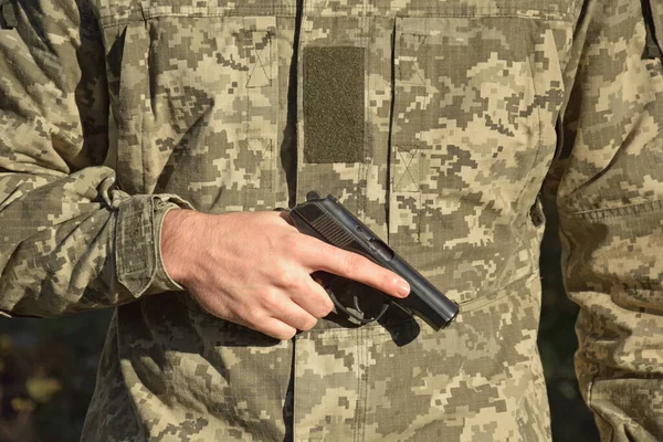 Kharkiv, Ukrayna - 18 Ekim 2022: Bir Ukraynalı asker bir Makarov tabancası tutuyor. Ukrayna 'da Savaş.