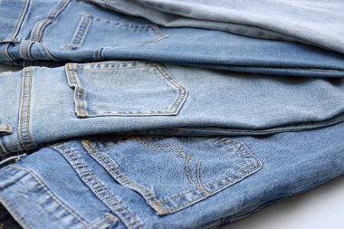 Bir sürü kot pantolon var. Denim geçmişi. Satın alma, satma, alışveriş ve modaya uygun modern kıyafetler.