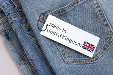 Kot pantolonun, beyaz etiketin ve Birleşik Krallık harflerinin ayrıntıları. Satın alma, satma, alışveriş ve modaya uygun modern kıyafetler.