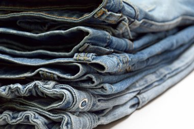 Bir sürü kot pantolon var. Denim geçmişi. Satın alma, satma, alışveriş ve modaya uygun modern kıyafetler.