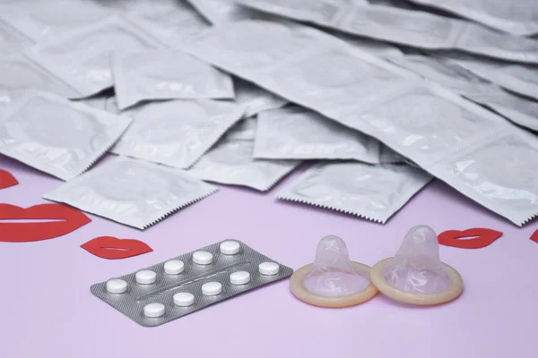 Many White Packages Unopened Condoms Paper Kisses Using Condom Reduce — Fotografia de Stock