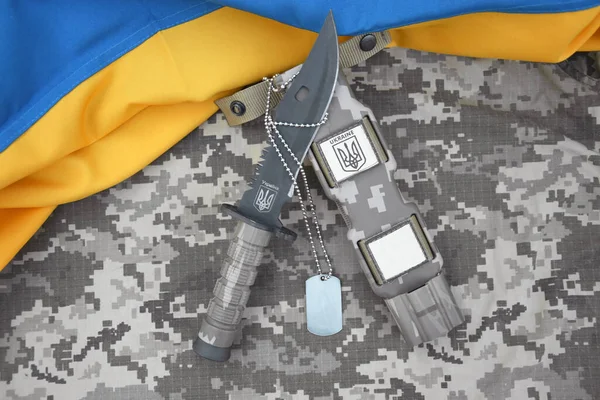 Coltello Militare Targhetta Con Tridente Sfondo Pixel Camo Guerra Ucraina — Foto Stock