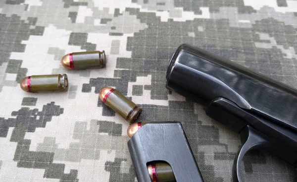 Charków Ukraina Października 2022 Pistolet Makarowa Nabojami Tle Wojskowego Piksela — Zdjęcie stockowe