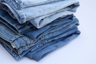 Bir sürü kot pantolon var. Denim geçmişi. Satın alma, satma, alışveriş ve modaya uygun modern kıyafetler.