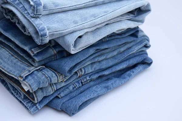 スタック内のジーンズパンツの多く デニムの背景 ショッピング 流行の現代的な服の概念 — ストック写真