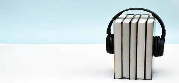 Czarne Słuchawki Stosem Książek Jasnym Tle Książki Audio Lub Koncepcja — Zdjęcie stockowe