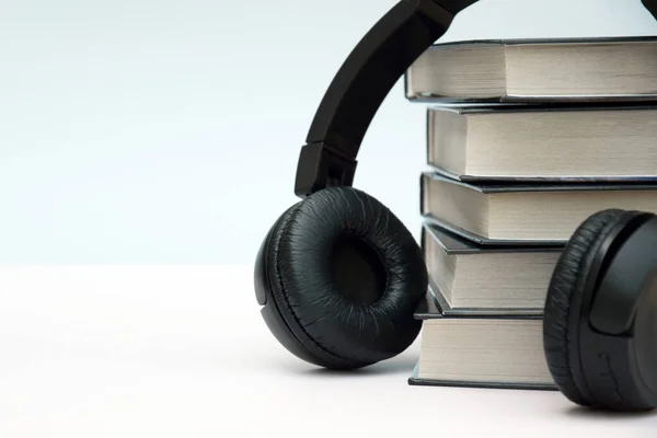 Czarne Słuchawki Stosem Książek Jasnym Tle Książki Audio Lub Koncepcja — Zdjęcie stockowe
