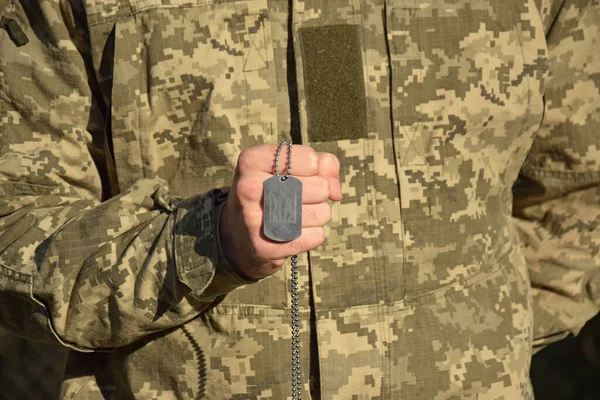Украинский Военный Держит Руках Военный Жетон Трезубцем Эмблемой Национального Герба — стоковое фото