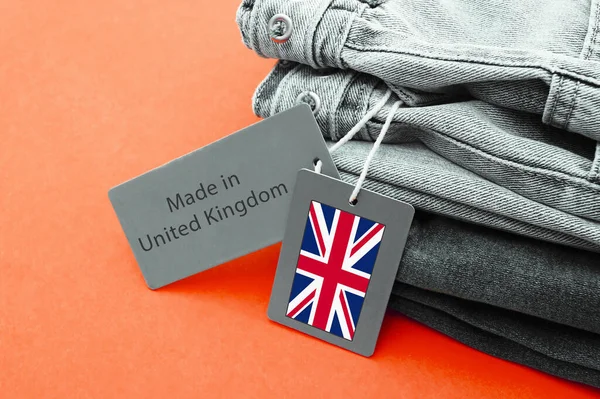 Kot pantolonun, beyaz etiketin ve Birleşik Krallık harflerinin ayrıntıları. Satın alma, satma, alışveriş ve modaya uygun modern kıyafetler.