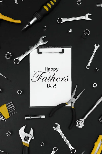 黒いテーブルの修理作業のための多くの異なるツールを持つ幸せな父の日を手紙 父の日の概念 — ストック写真